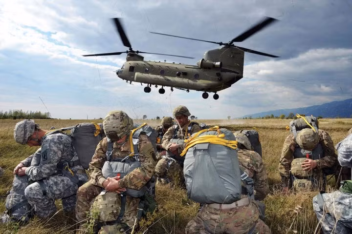 Sức chứa của trực thăng CH-47 cũng rất đáng nể, tối đa có thể mang theo tới 55 lính cùng đầy đủ vũ khí. Trong trường hợp di tản khẩn cấp, chiếc trực thăng này có thể "nhồi" được tới 70 người.