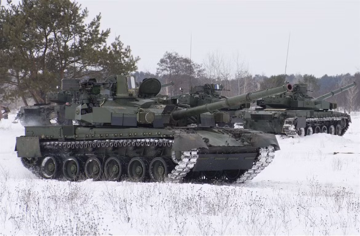 Tờ National Interest của Mỹ vừa đăng tải bài viết, nhận định rằng xe tăng T-84 Oplot của Ukraine, vượt trội hơn hẳn phiên bản T-80U do Nga sản xuất.