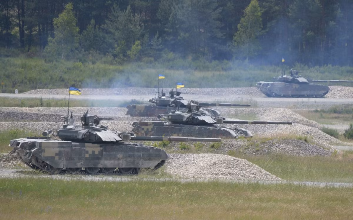 National Interest dẫn chứng, trong những năm 2000, xe tăng T-84 Oplot của Ukraine cùng với nhiều loại xe tăng hiện đại của Nga, đã được tham gia thử nghiệm so sánh ở Malaysia.