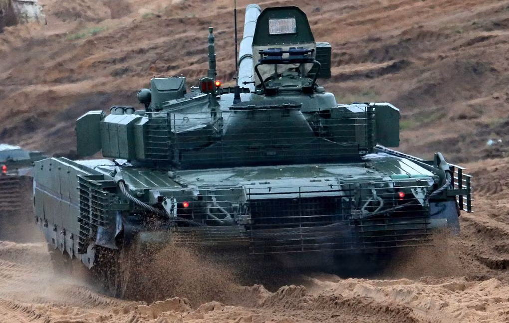 Nhược điểm lớn nhất của động cơ tua-bin khí trên T-80BVM, đó là nó quá ngốn nhiên liệu, lên tới 750 lít cho mỗi 100 km. Mức độ ngốn nhiên liệu này của T-80BVM, thậm chí có thể sánh ngang với máy bay phản lực. Nguồn ảnh: MilitaryNews.