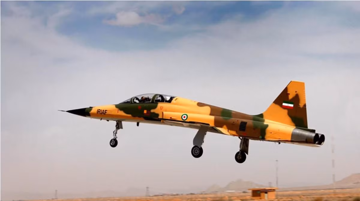 F-5E/F có trọng lượng rỗng 4.350 kg, trọng lượng cất cánh tối đa khoảng 11.1200 kg. Máy bay được trang bị hai động cơ J85-GE-21B có lực đẩy khô 15,5kN, khi đốt tăng lực lần hai là 22,2kN.