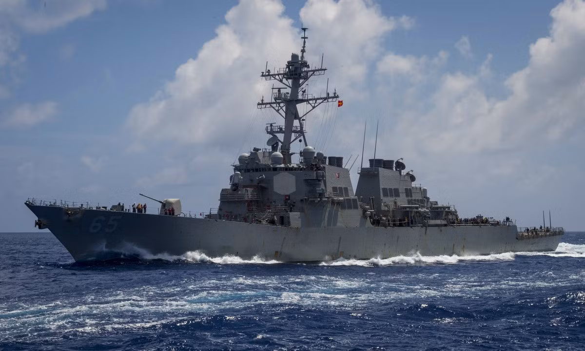 Tới nay dù đã 25 năm tuổi, tuy nhiên khu trục hạm USS Benfold cùng toàn bộ các tàu chiến lớp Arleigh Burke, vẫn được coi là xương sống của Hải quân Mỹ.