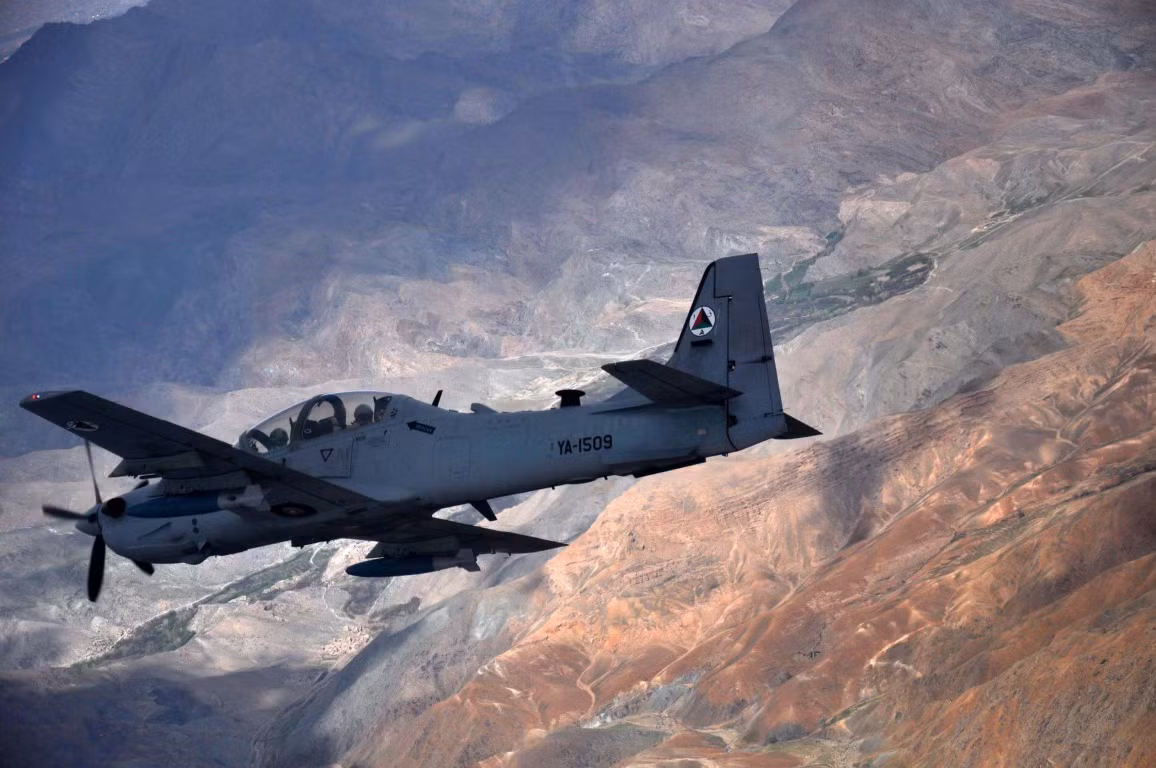 Tờ RIA của Nga cho biết, tổng cộng có 585 phi công cùng gia đình và người thân đã bay từ Afghanistan sang tị nạn tại Uzbekistan. Phía Mỹ đang làm việc với chính phủ Uzbekistan để được phép nhận lại những người này, đưa họ sang Mỹ tị nạn.