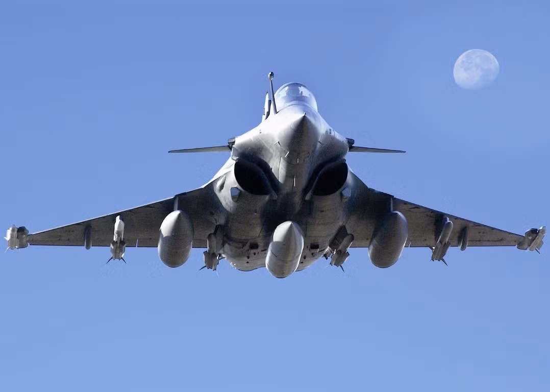 Theo đó, Indonesia sẽ có quyền đặt mua tối đa 36 tiêm kích chiến đấu Rafale từ Pháp. Đây là số lượng tiêm kích tương đương với 3 trung đoàn máy bay chiến đấu tiêu chuẩn.