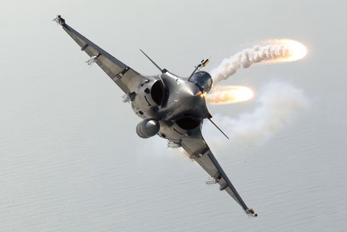 Loại tên lửa hiện đại này của Pháp, có thể cho phép chiến đấu cơ Rafale tấn công mục tiêu từ khoảng cách lên tới 150 km - thay vì chỉ khoảng 100 km như nhiều loại chiến đấu cơ tương đương hiện nay. Nguồn ảnh: Pinterest.