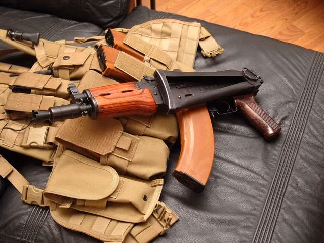Là bản cắt ngắn nòng của súng tiểu liên AK-74, AKS-74U sử dụng cỡ đạn 5,45x39 mm, có tầm bắn hiệu quả 200 m, tuy nhiên vũ khí này vẫn có nhược điểm là kích thước còn tương đối cồng kềnh so với bộ trang bị sinh tồn của phi công.