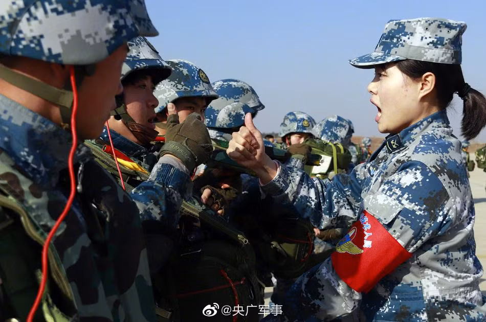 Lực lượng dù toàn nữ quân nhân của Quân đội Trung Quốc được kiểm tra trước khi lên máy bay thực hiện diễn tập.