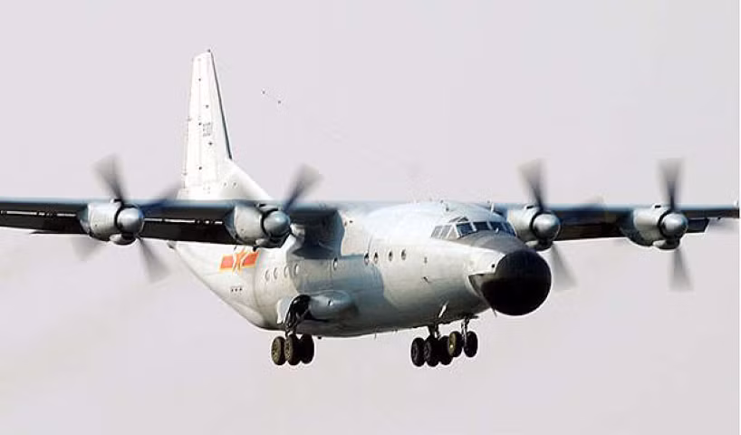 Cũng từng xuất hiện gần đảo Đài Loan hồi đầu tháng 10 vừa rồi, là máy bay săn ngầm Y-8. Đây là phiên bản máy bay săn ngầm được phát triển từ vận tải cơ Shaanxi Y-8.