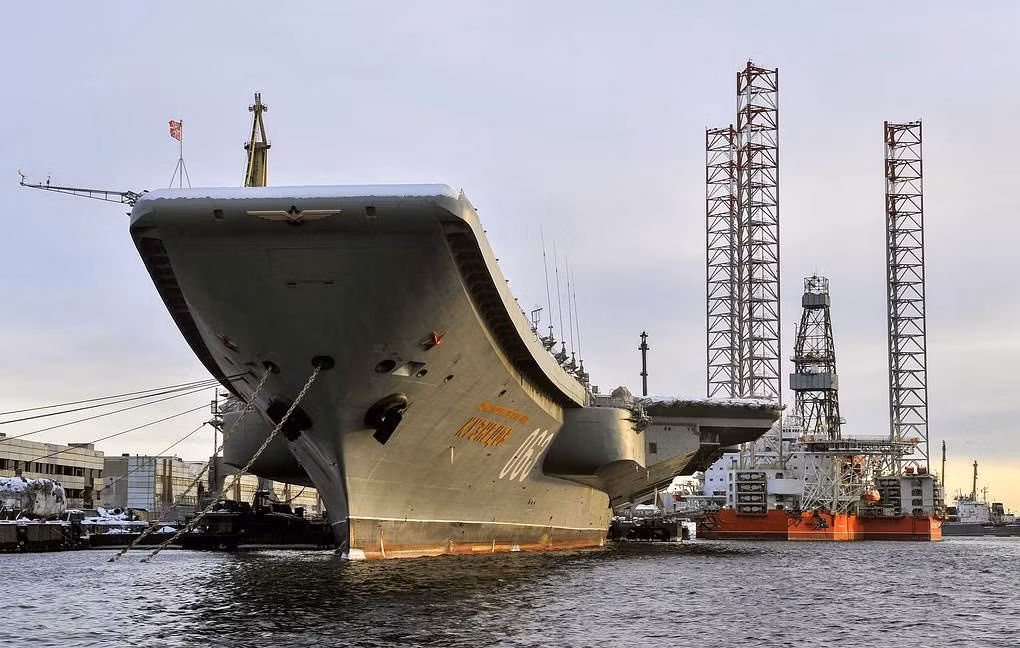 Ngoài ra, tàu sân bay Kuznetsov còn có trang bị các loại trực thăng khác bao gồm Ka-31 với số lượng 4 chiếc và Ka-27 với số lượng 2 chiếc.