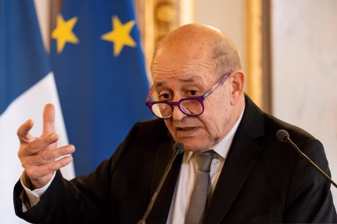 Mới đây Bộ trưởng Ngoại giao Pháp Jean-Yves Le Drian cũng nói với công chúng về "cú đâm sau lưng", về "sự tức giận và cay đắng" mà Paris phải trải qua sau khi Canberra rút khỏi thỏa thuận với Công ty quốc phòng DCNS của nước này.