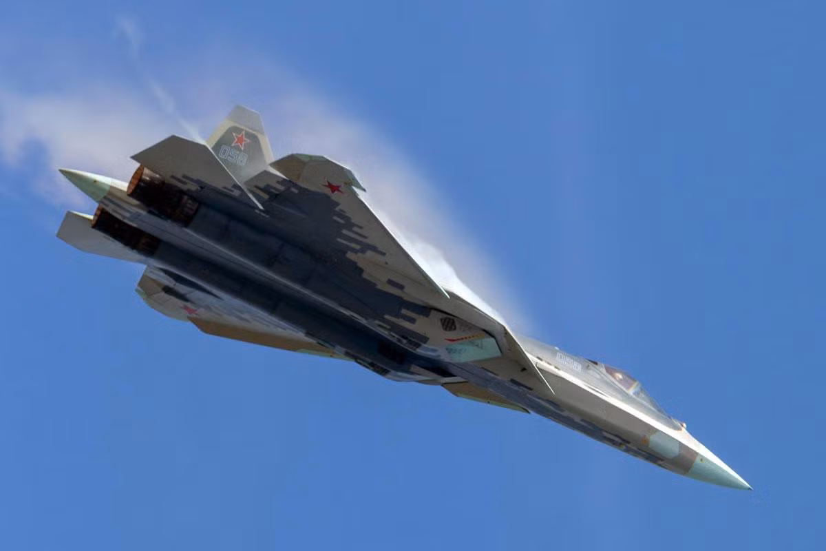 Xét đến thực tế là Nga đang chuẩn bị sản xuất quy mô lớn máy bay chiến đấu Su-57, lô 76 tiêm kích loại này sẽ không phải là duy nhất mà Bộ Quốc phòng Nga đặt hàng, ngoài ra yếu tố trên sẽ cho phép cung cấp phiên bản tiêm kích Su-57E cho các đối tác của họ.