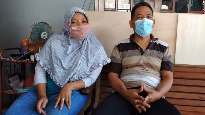 Tìm thấy mảnh vỡ tàu ngầm Indonesia, thân nhân thủy thủ đoàn vẫn nuôi hi vọng - Hình 2 Tim thay manh vo tau ngam Indonesia, than nhan thuy thu doan van nuoi hi vong-Hinh-2