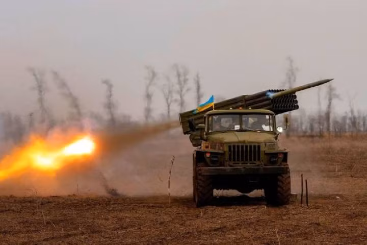 Quân đội Ukraine tấn công phe ly khai Donbass trên toàn mặt trận Quan doi Ukraine tan cong phe ly khai Donbass tren toan mat tran