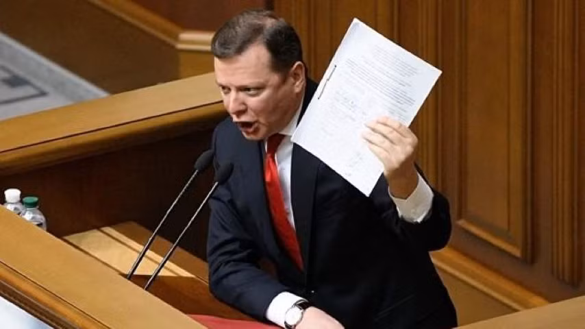 Việc áp đặt thiết quân luật ở Ukraine không chỉ do căng thẳng hiện tại ở Donbass, mà còn xuất phát bởi sức ép quân sự từ Nga, điều này đang được thảo luận sôi nổi tại Kiev.