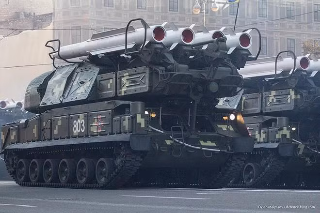 Tuy vậy, ngành công nghiệp quốc phòng Ukraine đã tìm cách hồi sinh và hiện đại hóa hệ thống phòng không khá mạnh của Liên Xô là S-300V1. Các tên lửa được sử dụng trong tổ hợp này có khả năng bắn xa tới trên 100 km.