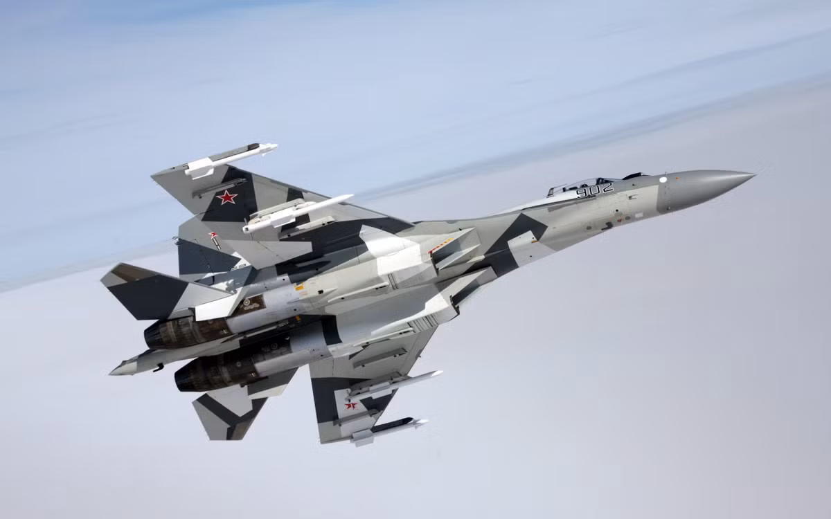 Ngoài 8 tấn vũ khí gắn dưới các giá treo, Su-35 còn có sẵn một khẩu pháo GSh-30-1 tự động cùng với 150 viên đạn dự phòng.