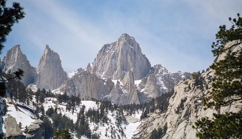 Đặc biệt hơn, Mount Whitney chính là đỉnh núi cao nhất Hoa Kỳ lục địa (không tính tiểu bang Alaska) với độ cao 4.421 m.