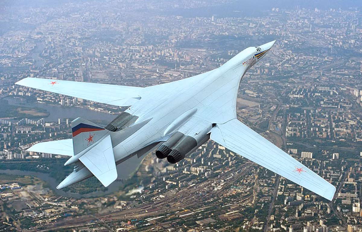 Ngoài ra, tầm bay của chiếc máy bay ném bom Tu-160 do Liên Xô thiết kế, cũng vượt trội so với các loại máy bay Mỹ, khi tối đa có thể lên tới 12.300 km. Tất nhiên, Tu-160 cũng có khả năng tiếp liệu trên không để gia tăng tầm bay.