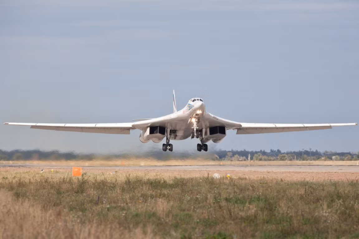 Hai khoang chứa bom bên trong thân cho phép Tu-160 mang theo được 6 tên lửa hành trình, bao gồm các loại tên lửa Kh-55SM, Kh-101, Kh-102 hay Kh-555.