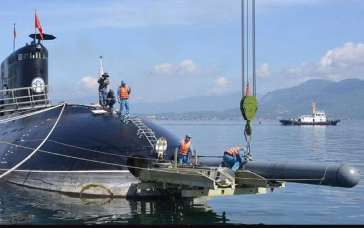 Khác hoàn toàn với các tàu ngầm của phương tây, tàu ngầm Kilo của Việt Nam, vốn có nguồn gốc từ Nga, sử dụng phương thức nạp ngư lôi từ chính cửa phóng.