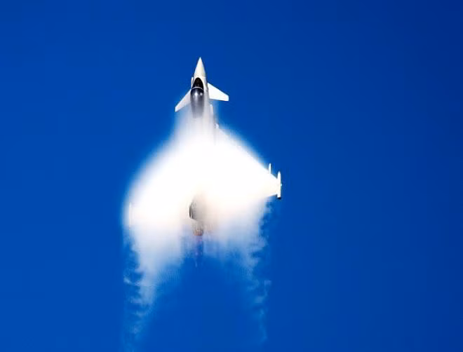 EF-2000 Typhoon được trang bị hai động cơ EJ200 với lực đẩy 60kN/động cơ và khi đốt tăng lực công suất tăng lên 90kN/động cơ.