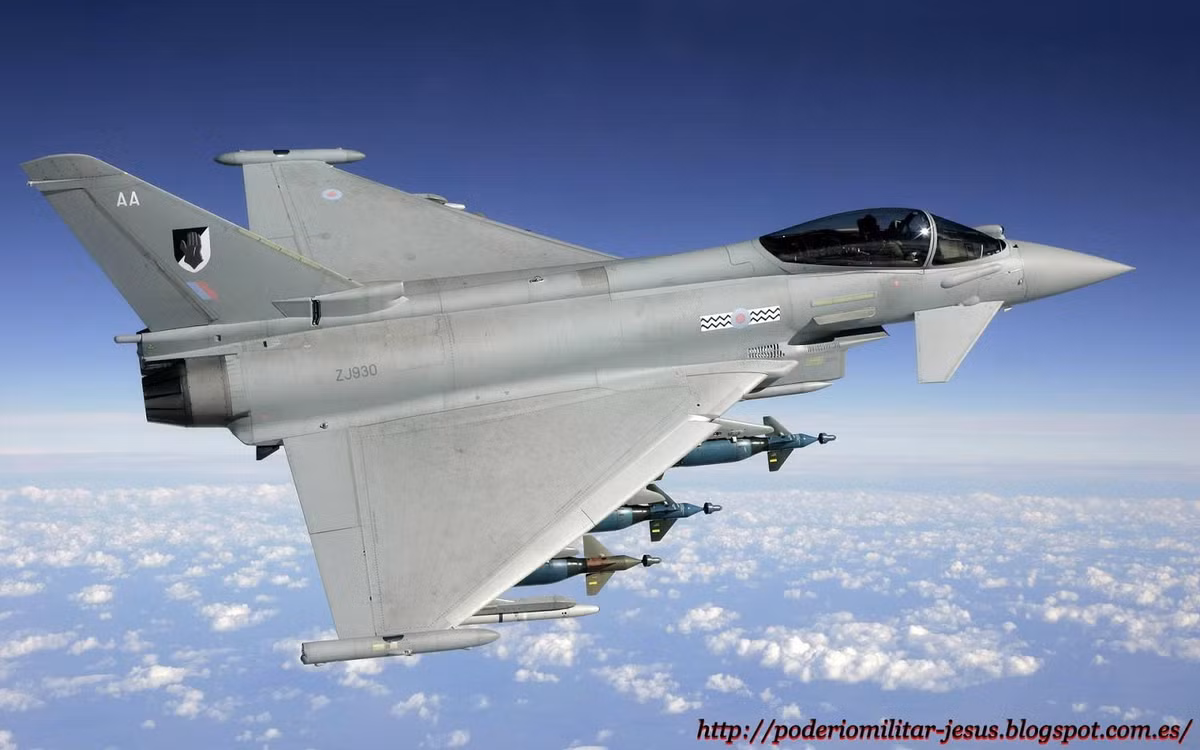 Tiêm kích EF-200 Typhoon được chế tạo từ: vật liệu tổng hợp sợi các bon, nhôm lithi, titan… giúp máy bay có khả năng bán tàng hình.