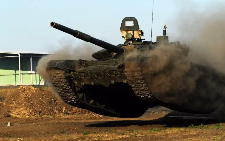 Lực lượng vũ trang Nga có trong trang bị khoảng 10 nghìn xe tăng T-72, mặc dù phần lớn chúng ở trạng thái niêm cất bảo quản. Hiện tại họ có kế hoạch cải tiến một phần lên phiên bản xe tăng chủ lực T-72B3M để giữ vai trò xương sống binh chủng thiết giáp.