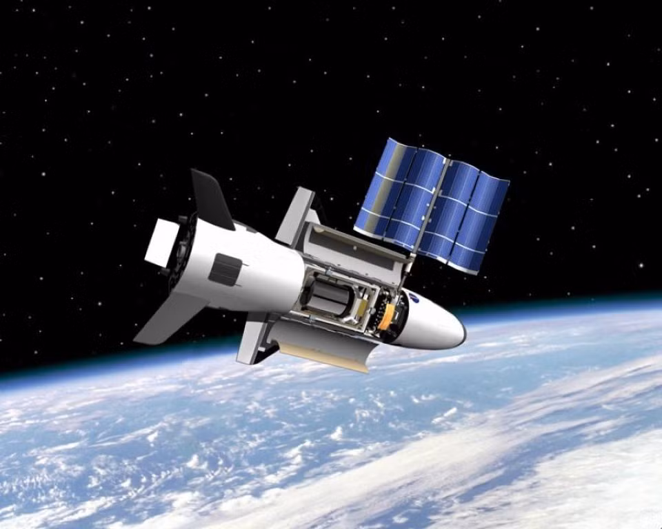 "Chính thức thì Mỹ tuyên bố tàu con thoi X-37B được tạo ra cho mục đích khoa học. Nhưng chúng tôi hiểu rằng nó là phương tiện quân sự, theo ước tính, một thiết bị nhỏ có thể mang tới 3 đầu đạn hạt nhân, trong khi thiết bị lớn sẽ mang tới 6 đầu đạn", ông Novikov khẳng định.