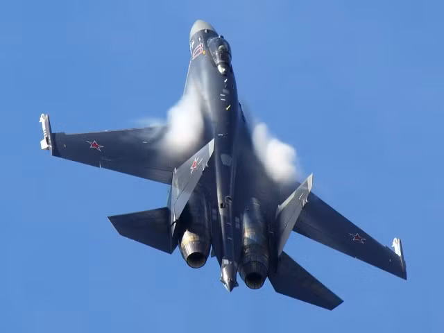 Chiến đấu cơ Su-35 sở hữu hai động cơ AL-41F1 hiện đại bậc nhất của Nga ngày nay, có khả năng bay hành trình với tốc độ siêu âm, tốc độ tối đa lên tới 2400 km/h, tầm chiến đấu 1600 km.