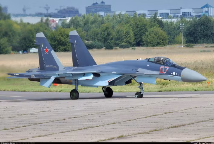 Indonesia cũng từng có ý định nhập khẩu chiến đấu cơ Su-35 từ Nga, tuy nhiên sau khi bị Mỹ đe dọa trừng phạt, quốc gia Đông Nam Á này đã quyết định hủy bỏ hợp đồng với Moscow.
