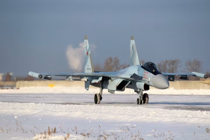 Nga khẳng định, chiến đấu cơ Su-35 của nước này có đủ khả năng hiện đại, để có thể đối đầu với các máy bay tiêm kích thế hệ 5 hiện nay trên thế giới. Tiêm kích Su-35, cũng được coi là bước đệm, trước khi Không quân Nga trang bị đủ số lượng tiêm kích thế hệ 5 trong tương lai. Nguồn ảnh: Ydex.
