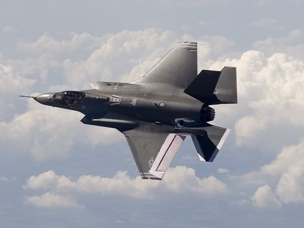 Loại chiến đấu cơ đắt đỏ nhất thế giới này, được thiết kế bởi Lockheed Martin, có một ghế ngồi, một động cơ và kèm theo đó là khả năng hoạt động trong mọi điều kiện thời tiết.
