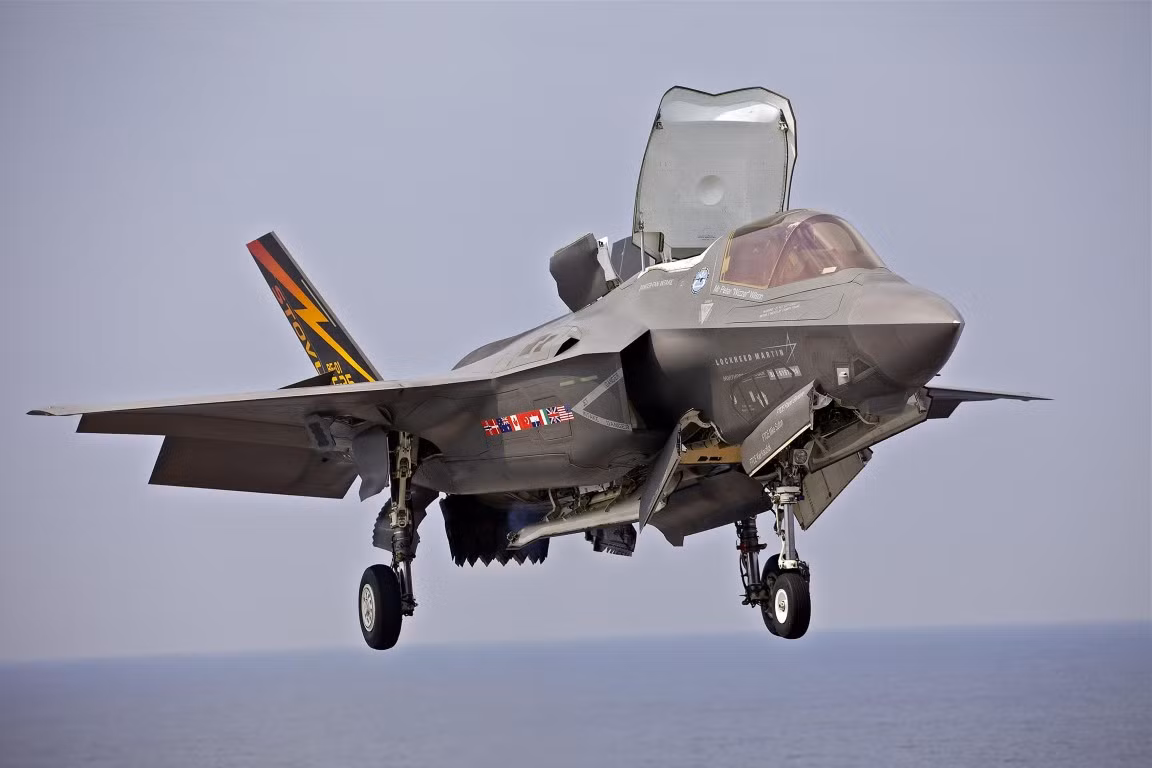 Ngoài ra, nhà sản xuất cũng cho biết F-35 còn có thể tương thích với một loạt các nhiệm vụ khác, bao gồm tác chiến điện tử, thu thập thông tin tình báo hoặc do thám.
