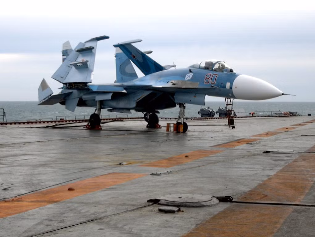 Trong khi đó, thiếu đi tàu sân bay sẽ khiến tiêm kích hạm Su-33 không thể xuất hiện được ở những vùng nước xanh - nơi mà đáng lẽ ra, sức mạnh của nó sẽ được phát huy tối ưu, khi mà mọi loại máy bay khác của không quân Nga và đối thủ, để không thể cất cánh từ đất liền để vươn tới được.
