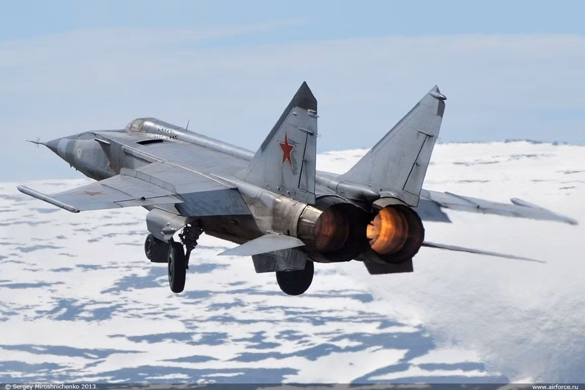 Tới nay, gần như toàn bộ dàn tiêm kích đánh chặn MiG-25 trên khắp thế giới đều đã bị loại biên, chỉ còn một số lượng nhỏ phục vụ trong biên chế Không quân Algeria, Syria và Libya. Nguồn ảnh: Pinterest.
