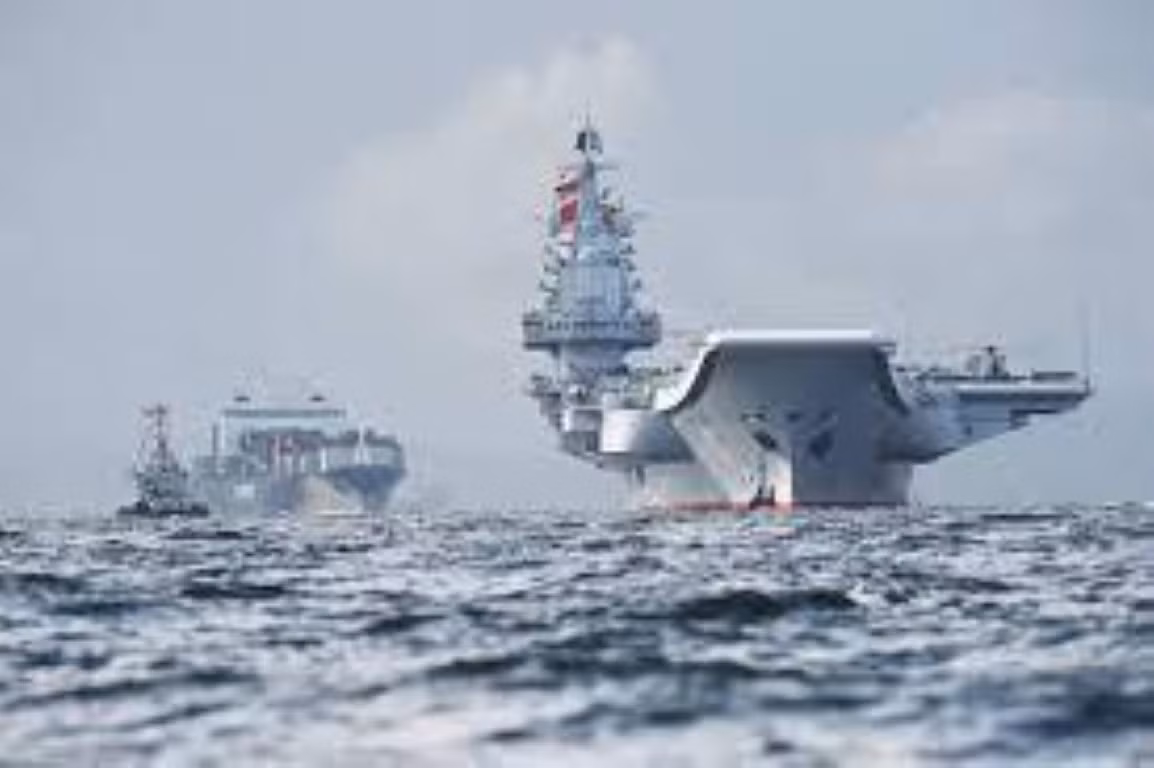 Hiện nay trang bị chủ yếu trên tàu là tiêm kích hạm J-15, bản sao chép từ tiêm kích Su-33 Liên Xô.