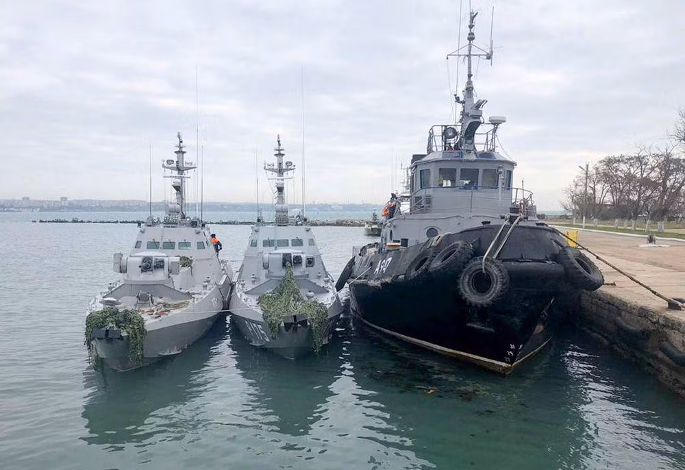 Ukraine cũng đã nhận 2 trong 4 tàu tuần tra Island do Mỹ viện trợ. Hai chiếc đầu tiên đã đi vào hoạt động, thủy thủ đoàn của 2 tàu tiếp theo bắt đầu được huấn luyện tại căn cứ hải quân ở Baltimore, tàu sẽ được trang bị vũ khí mới giúp nâng cao khả năng chiến đấu.