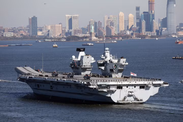 Trong khi đó, tàu sân bay HMS Queen Elizabeth được coi là hàng không mẫu hạm mới nhất, đắt nhất và hiện đại nhất lịch sử hải quân Anh.