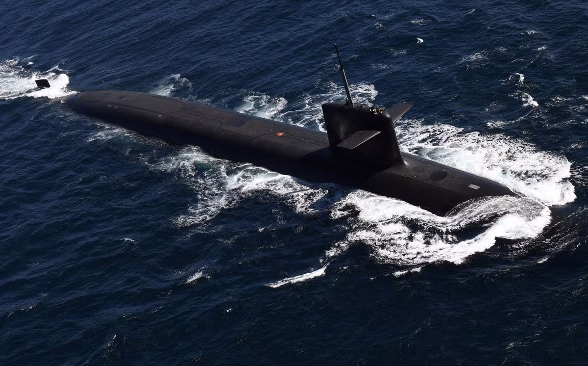 Pháp ước tính, việc hoàn thành một chiếc SSBN thế hệ 3 sẽ cần đến tổng cộng 100.000 linh kiện và thiết bị, cùng với đó là hàng trăm km dây điện. Do đó, việc tạo ra các tàu ngầm này chỉ có thể thực hiện được bởi một vài quốc gia trên thế giới.
