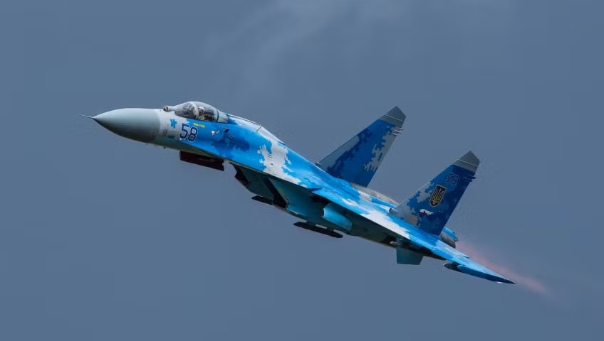 Với 10 giá treo, Su-27 có thể mang hơn 7 tấn vũ khí ở 2 cánh, bao gồm các loại khí tài như tên lửa không đối không, không đối đất, bom…