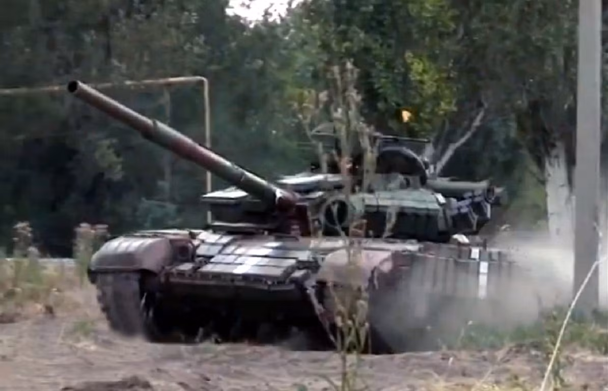Theo nhiều nguồn tin, Ukraine đã điều tới Donbass ít nhất 600 xe tăng và thiết giáp, biến lực lượng này thành "nắm đấm thép", giúp Kiev đạp tung cánh cửa tiến vào Luhansk và Donetsk.