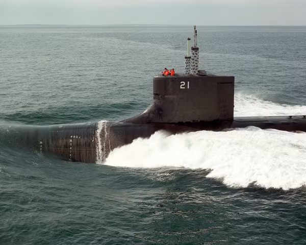 USS Connecticut được đóng theo thiết kế thứ nhất của lớp Seawolf. Thiết kế thứ nhất của lớp tàu ngầm này, có chiều dài cơ sở ngắn hơn rất nhiều so với thiết kế thứ hai - xuất hiện trên chiếc USS Jummy Carter - chiếc cuối cùng được đóng theo lớp này.