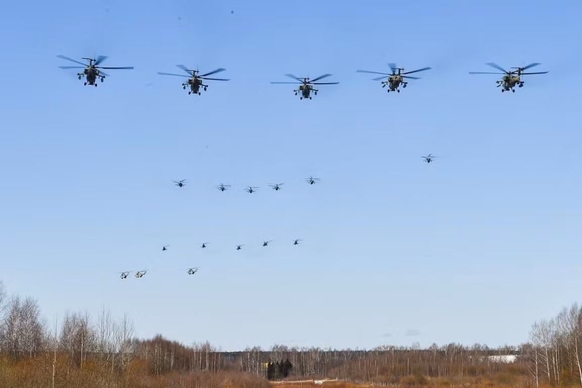 Đội hình trực thăng chiến đấu, dẫn đầu là Ka-52, phía sau là Mi-28. Đây là bộ đôi chống tăng cực mạnh của Nga trên chiến trường.