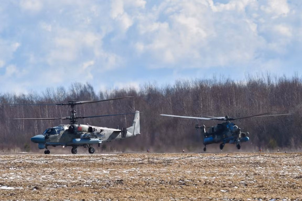 Trực thăng tấn công hạng nặng Ka-52 và Mi-28, đây là hai loại trực thăng tấn công mạnh nhất hiện nay của quân đội Nga.