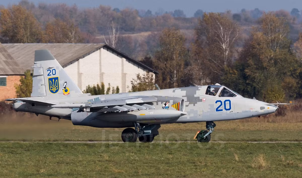 Su-25 được phát triển vào cuối thập niên 1960 dưới thời Xô Viết, chúng được ra đời với nhiệm vụ yểm trợ cho lục quân Liên Xô.