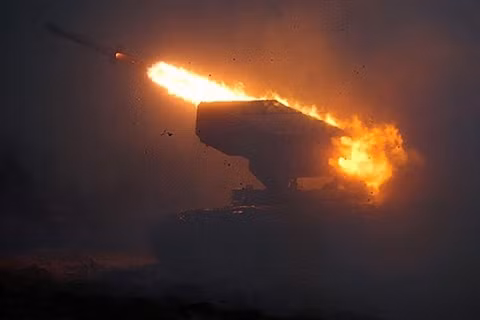 TOS-2 Tosochka có thể đáp ứng được yêu cầu của rất nhiều kiểu nhiệm vụ khác nhau, như dọn dẹp chiến trường, phá hủy công sự cố định của đối phương, hoặc xóa sổ một doanh tranh, khu công nghiệp hay một cụm công trình kiên cố.