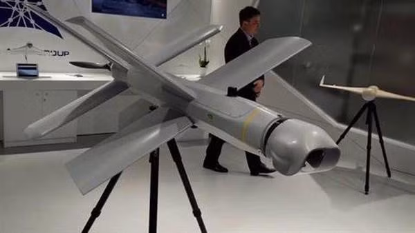 Trên chiến trường Syria, Lancet xuất hiện với phiên bản sửa đổi có khả năng mang đầu đạn tương đương 10 kg TNT, được sử dụng khi tấn công các vị trí trên mặt đất của phiến quân khủng bố.
