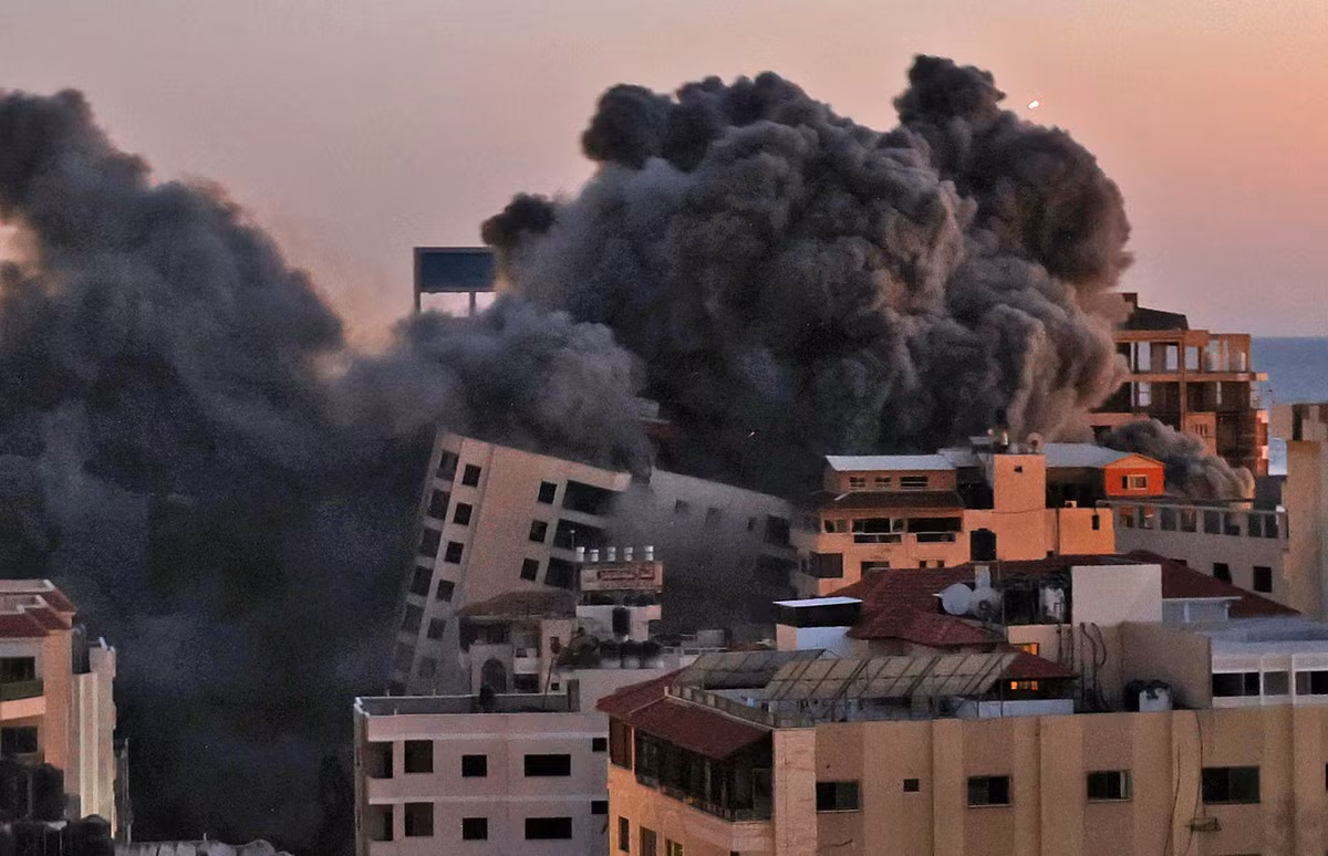 Không quân Israel tấn công tòa nhà Hanadi và khiến tòa nhà này đổ sập hoàn toàn.
