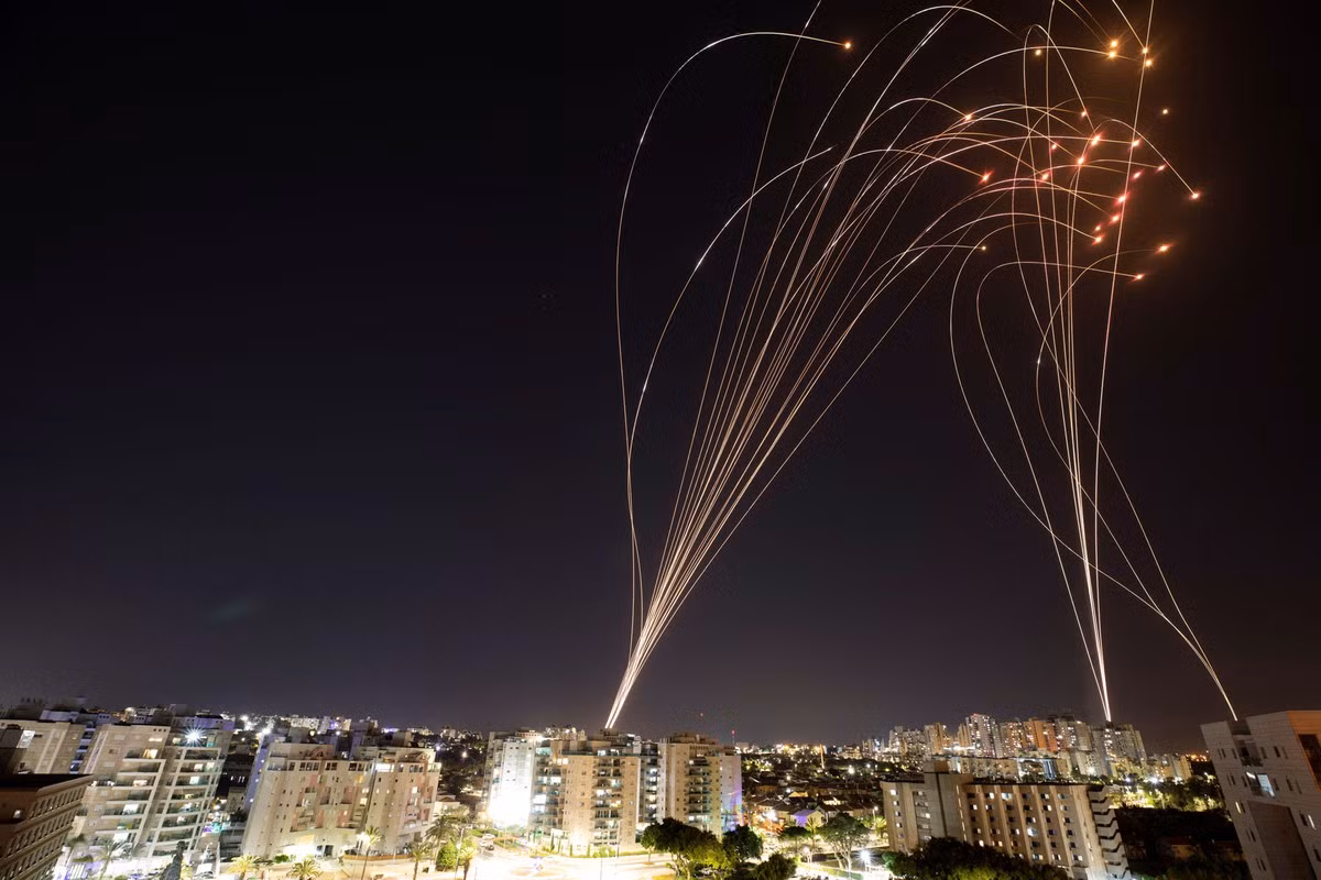 Vũ điệu ánh sáng giữa các tên lửa từ hệ thống Iron Dome của Israel ở bìa phải và pháo phản lực, đạn cối được Hamas phóng ra từ phía bìa trái.