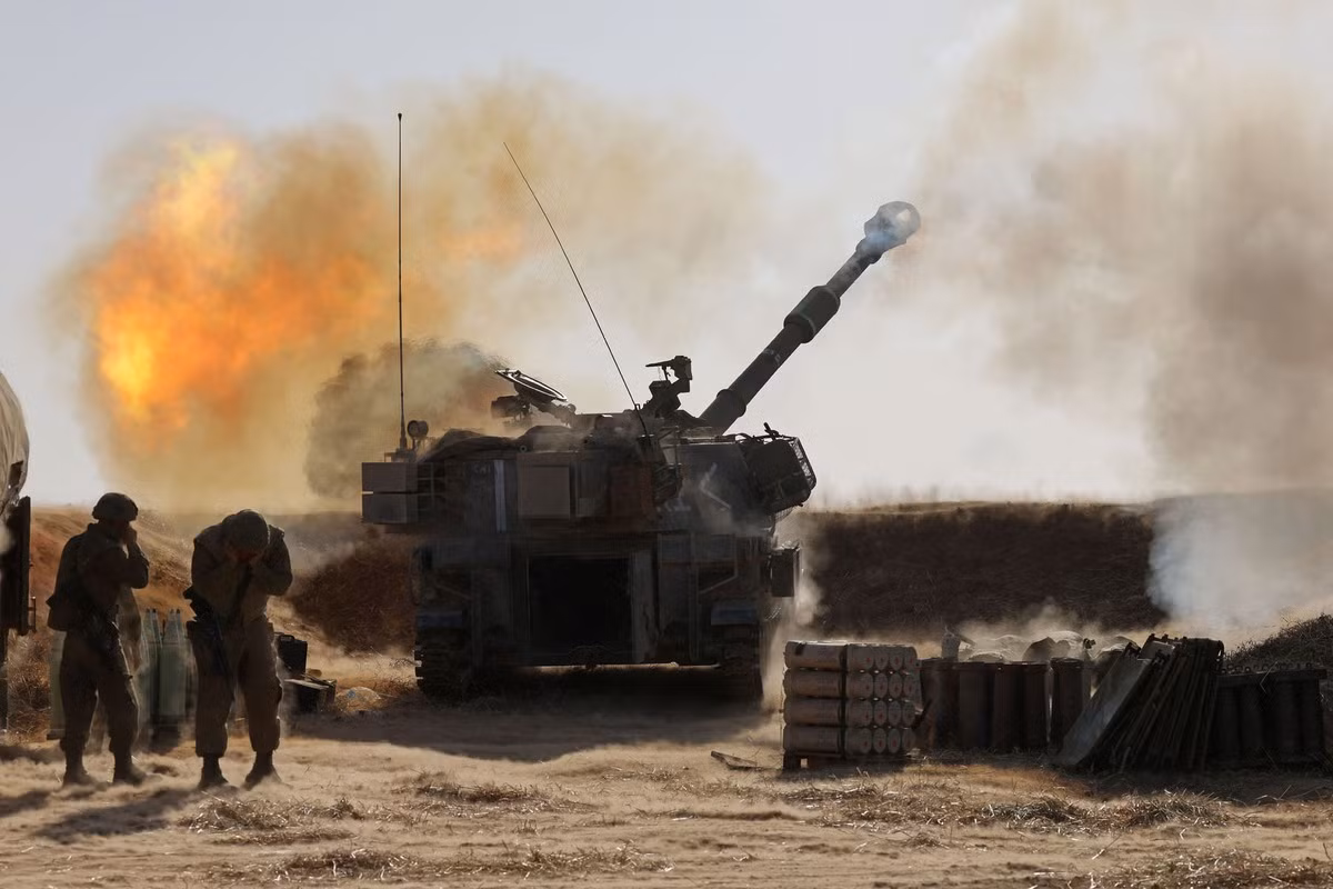 Pháo binh Israel cũng tham chiến, sự xuất hiện của lực lượng này khiến nhiều người lo sợ rằng cuộc chiến trên bộ giữa Hamas và Israel có thể nổ ra bất cứ lúc nào. Nguồn ảnh: TheAtlantic.